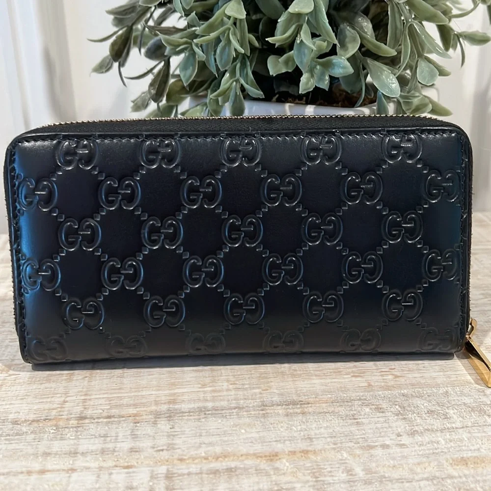 Gucci Black Embossed GG Leather Zip Wallet with Gold Tone Accent